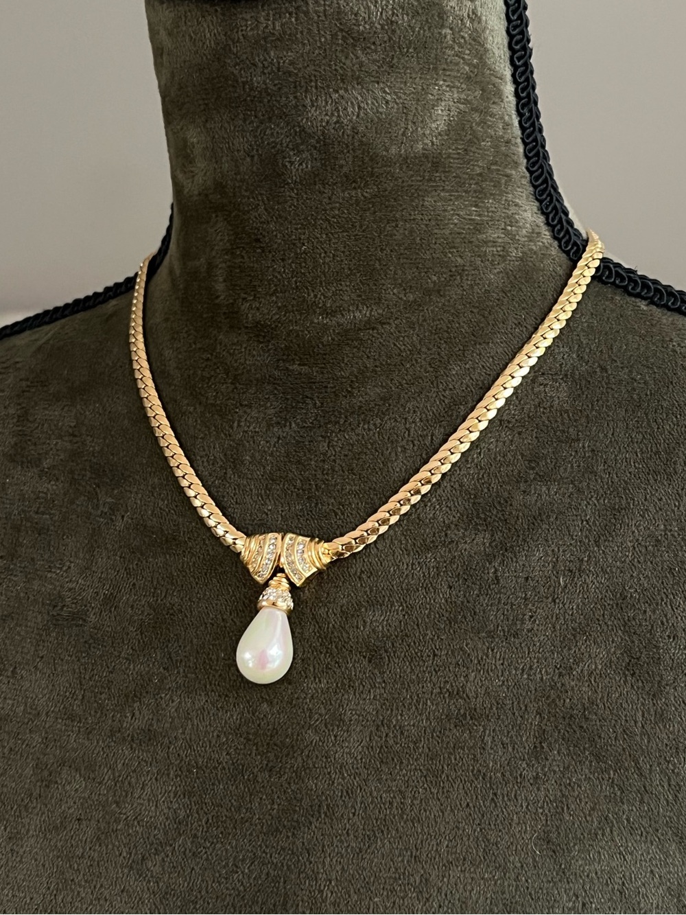 Vintage Christian Dior Teardrop Pearl Dangle Rhinestone Knot Gold Chain Necklace - Picture 3 of 9